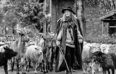 Wanderschäferin Käthe Kimmel zieht mit ihrer Herde durch das Dorf Bokel.