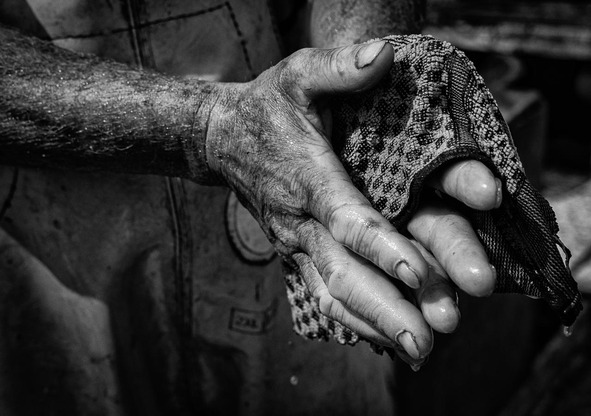 Das Säubern der Hände markiert das Ende des Arbeitstages des Fischers Matthias Nanz aus Schleswig.